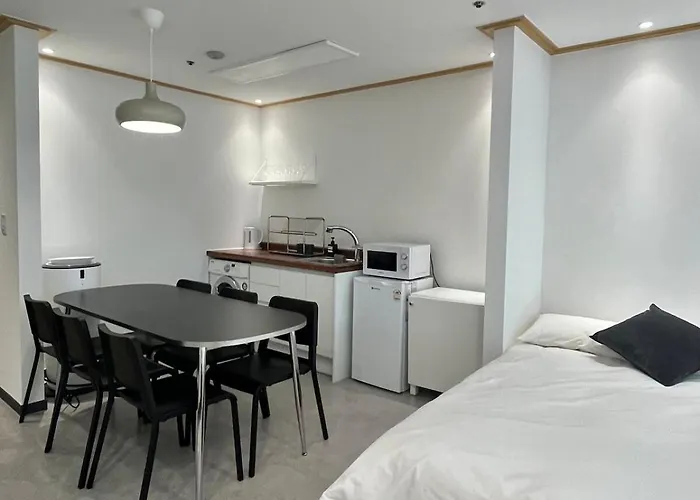 Newsenseg-1sec From Hongdae Sub&wifi 公寓